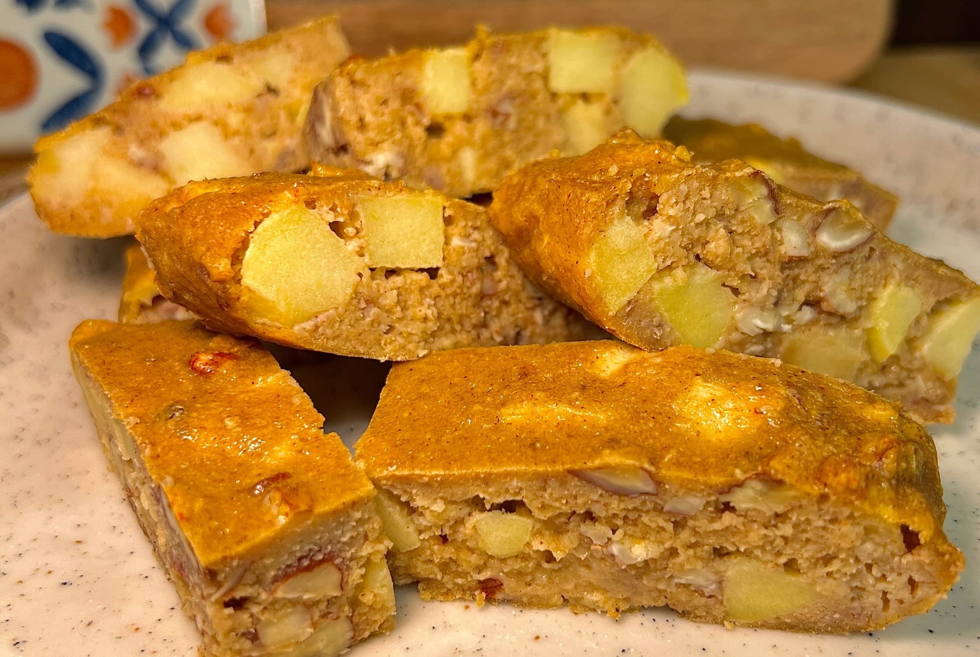 Кекс с ябълка и орехи
