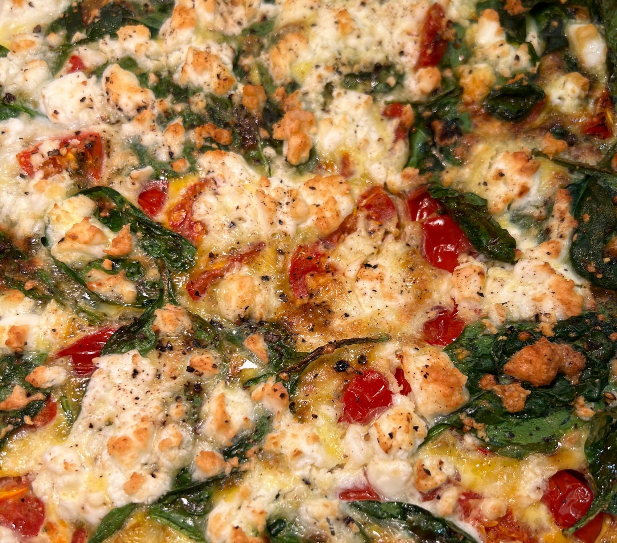 🍳 Печен омлет със спанак, чери домати и песто.