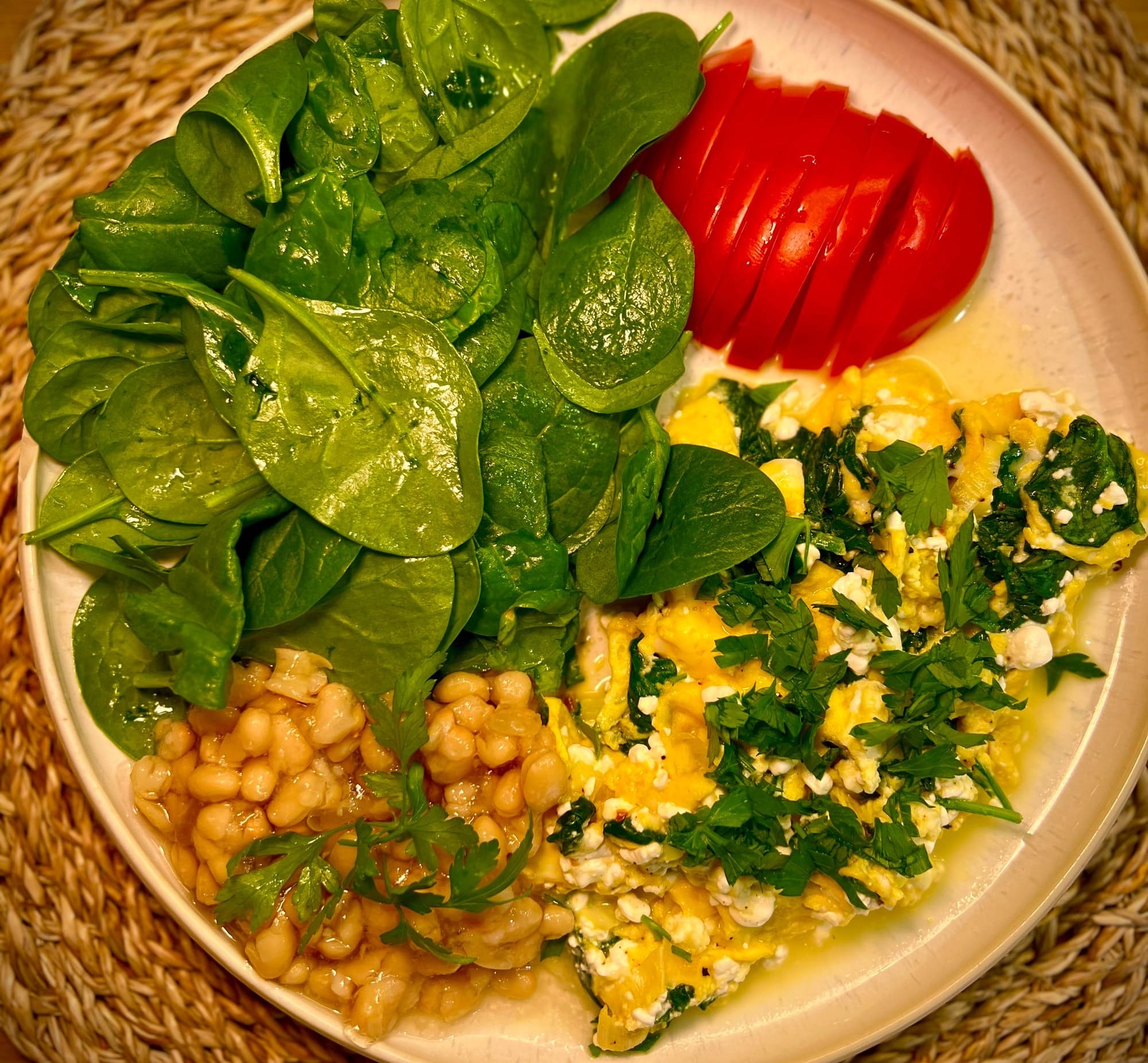 🍳 Бърз обяд с яйца, спанак и боб