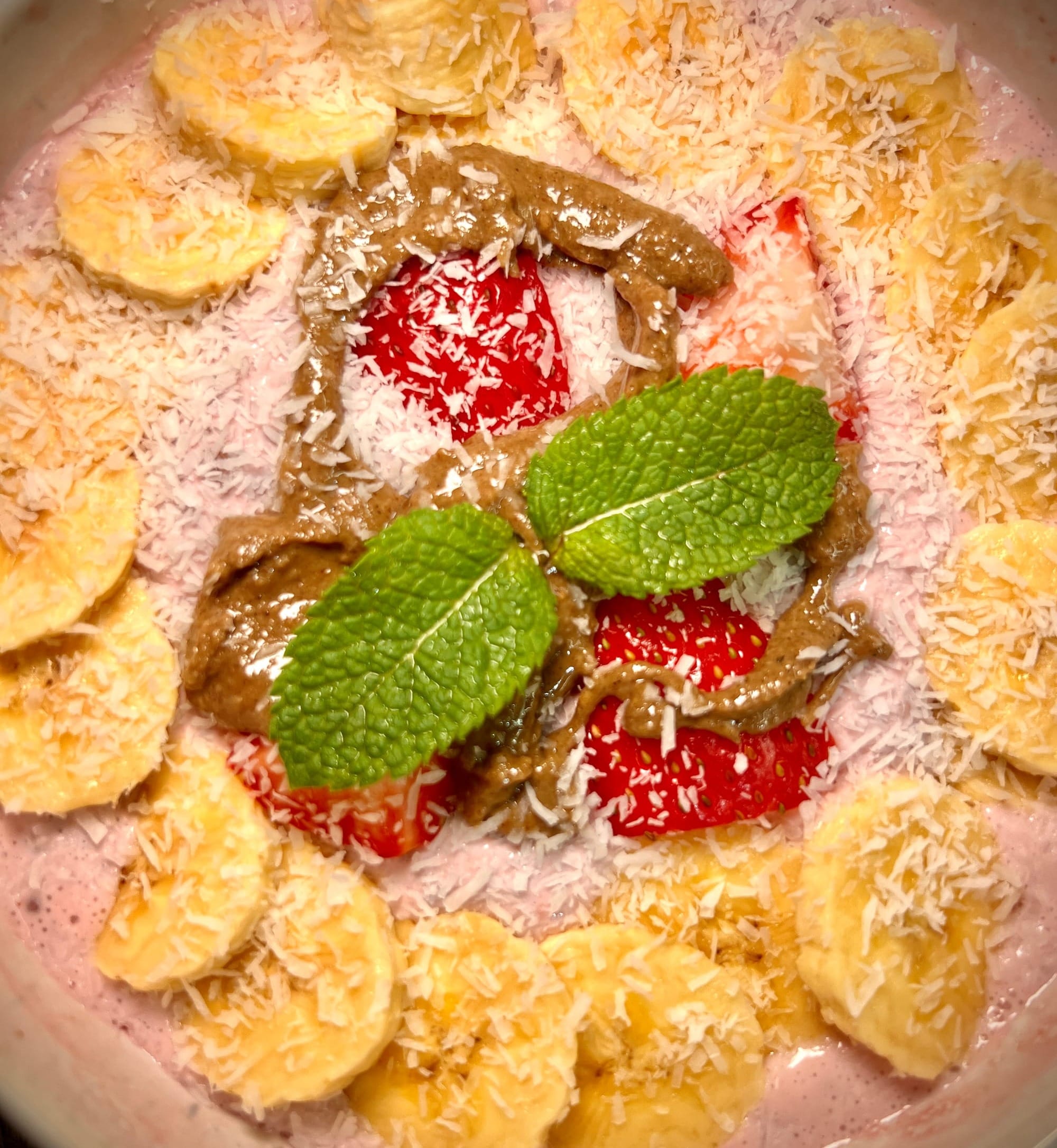 🥣 Overnight закуска с кефир, ягоди, банан, чиа и сусамов тахан