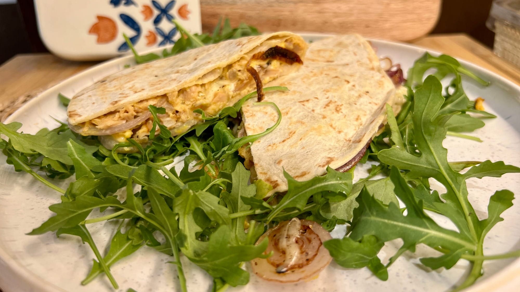 🌯 Тортиля с риба тон, карамелизиран лук и моцарела – за 10 минути
