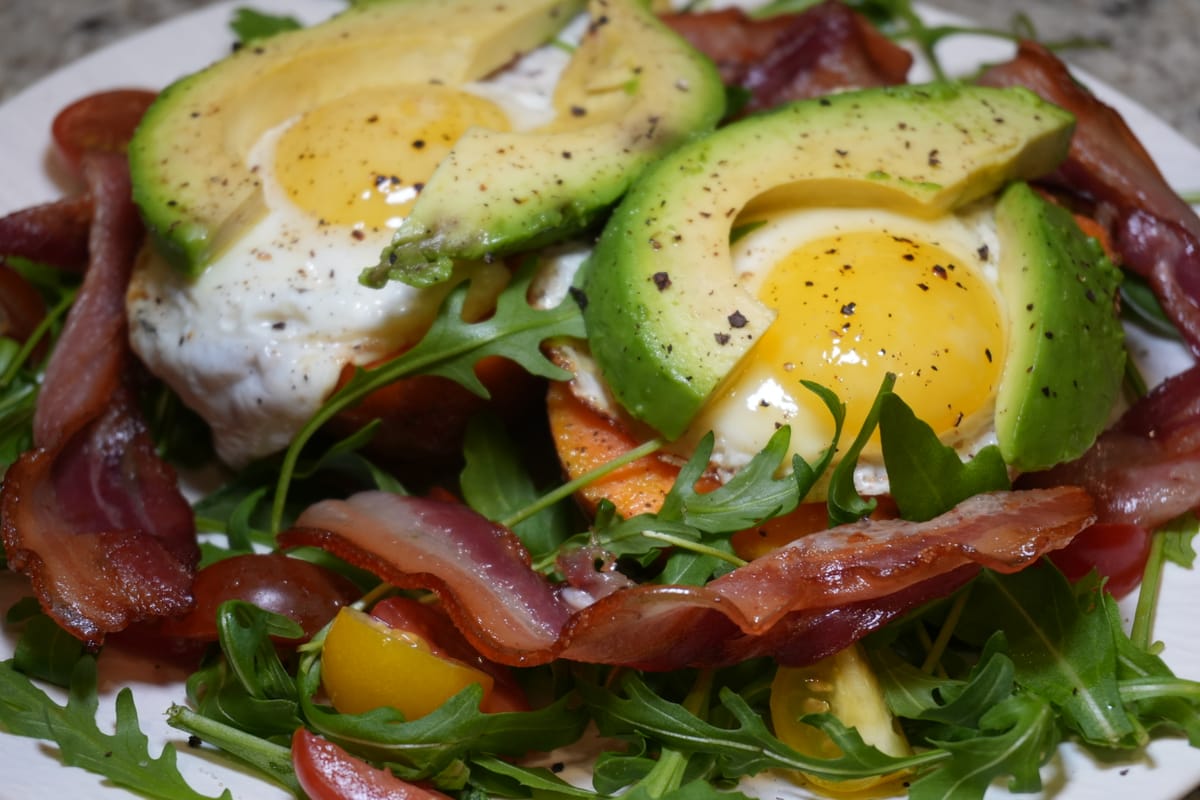 🥔🍳🥑 Печен сладък картоф с яйца, бекон и авокадо