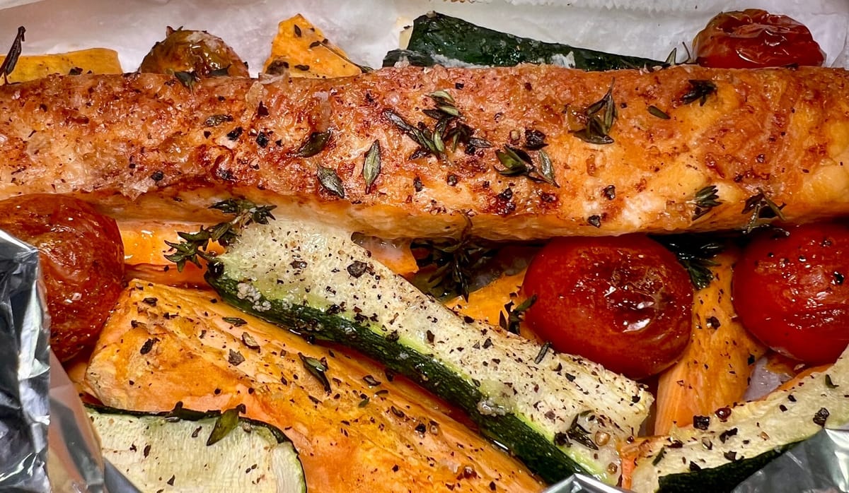Вкусна и засищаща вечеря: Сьомга със сладък картоф и тиквички